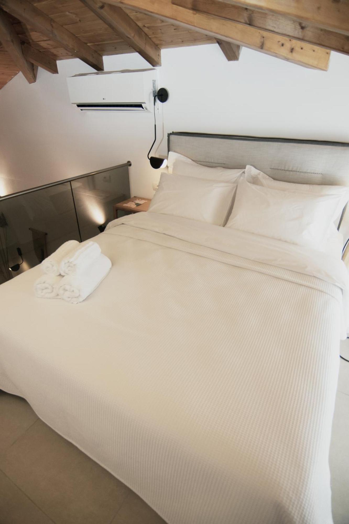 Iades Suites Афитос Екстериор снимка