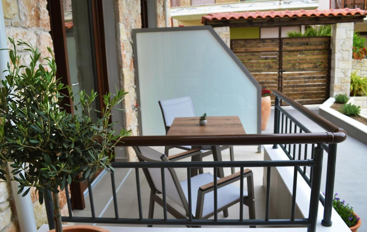 Iades Suites Афитос Екстериор снимка