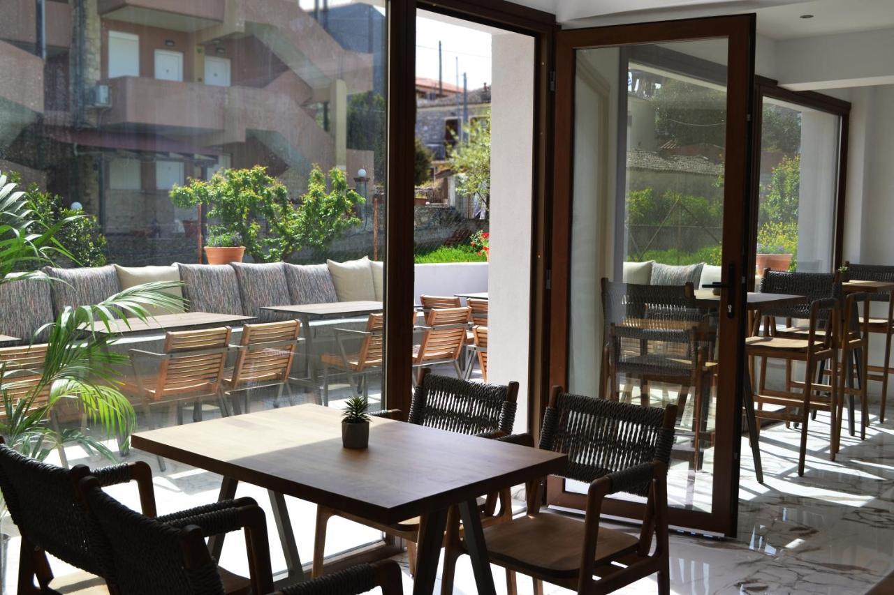 Iades Suites Афитос Екстериор снимка