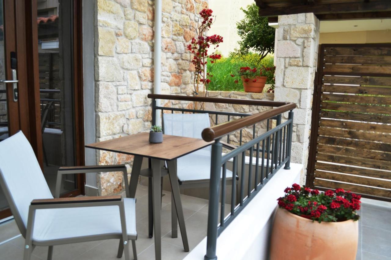 Iades Suites Афитос Екстериор снимка