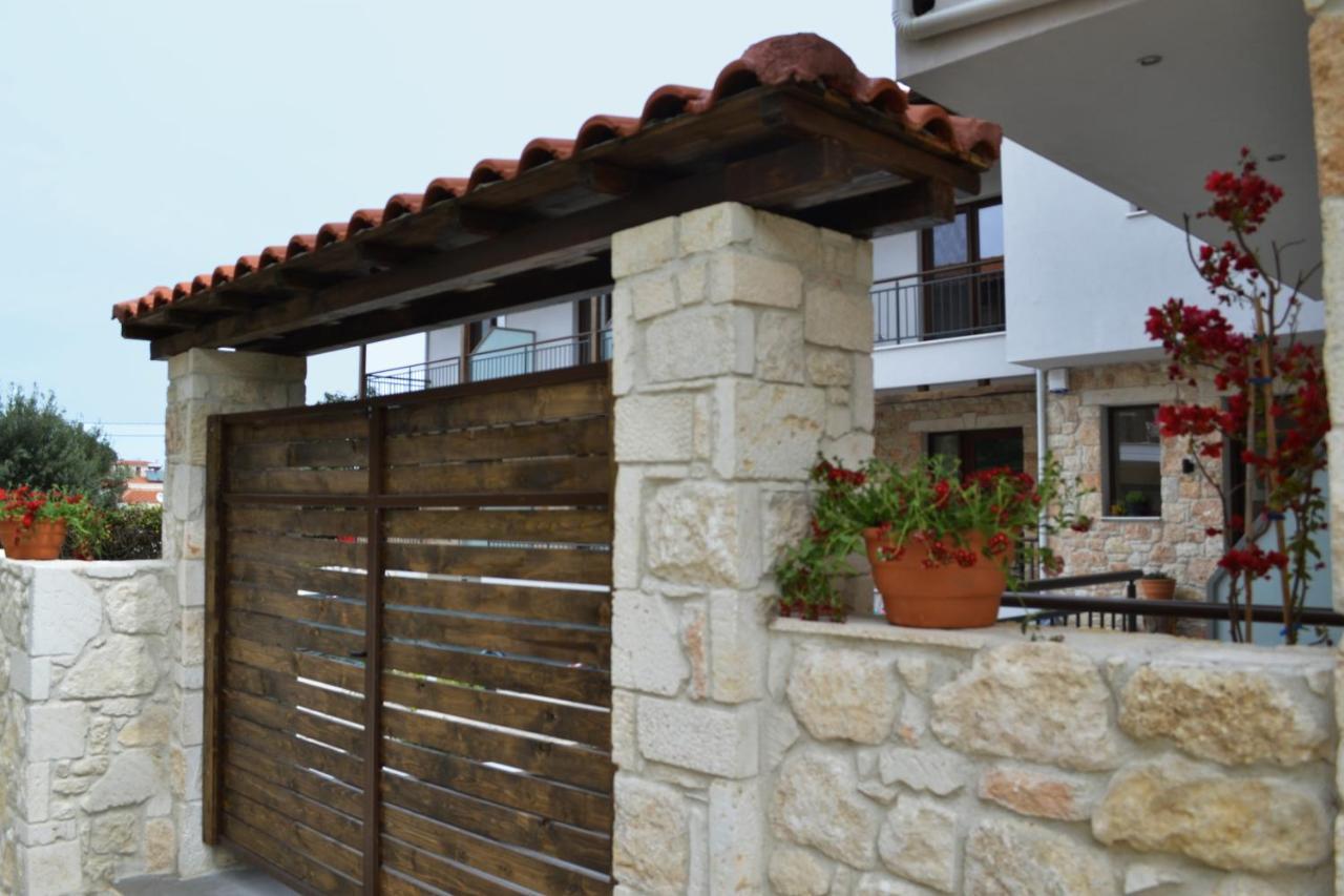 Iades Suites Афитос Екстериор снимка