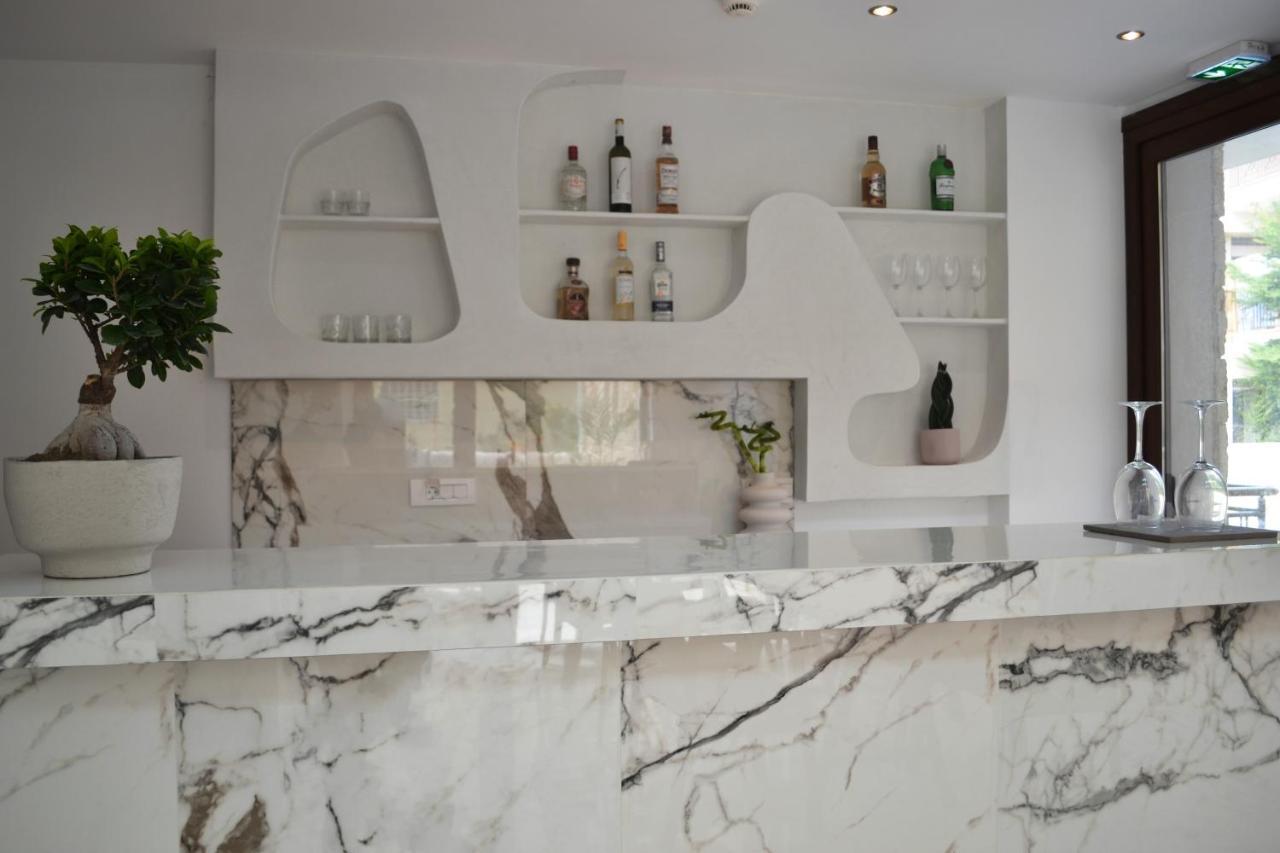 Iades Suites Афитос Екстериор снимка
