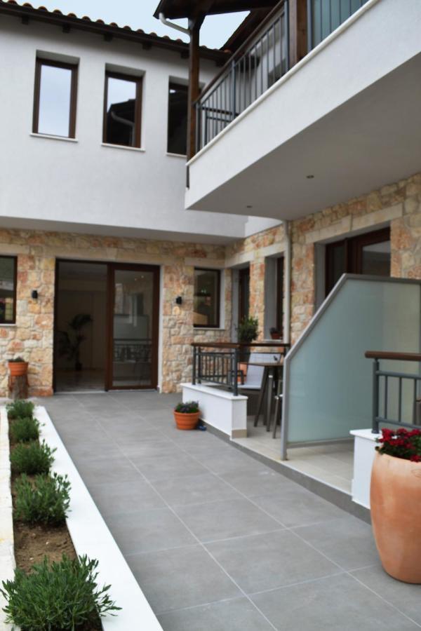 Iades Suites Афитос Екстериор снимка