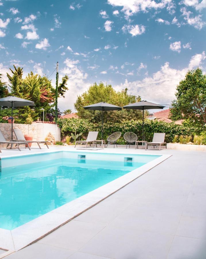 Iades Suites Афитос Екстериор снимка