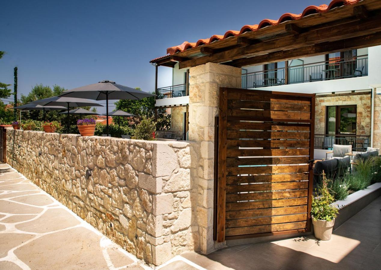 Iades Suites Афитос Екстериор снимка